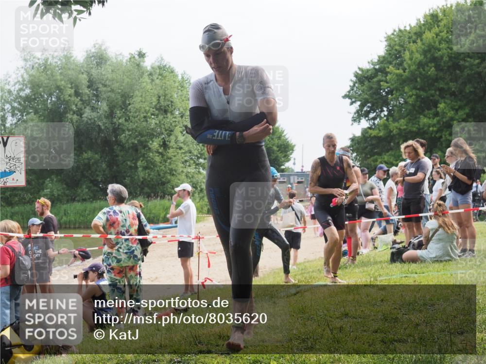 21.06.2025 - 27. Vierlanden-Triathlon KatJ http://msf.ph/oto/8035620 15.06.2025 11:20:25 Schwimmen 838, 880, 890, 926 meine-sportfotos.de