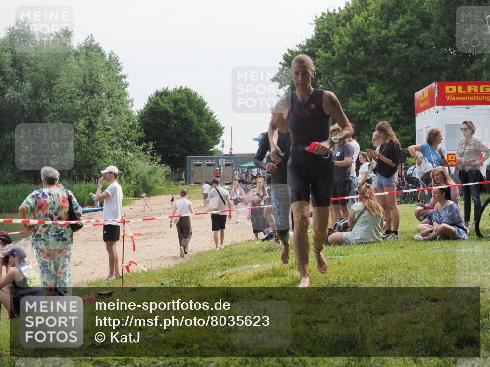 21.06.2025 - 27. Vierlanden-Triathlon KatJ http://msf.ph/oto/8035623 15.06.2025 11:20:27 Schwimmen 838, 880, 890, 926 meine-sportfotos.de