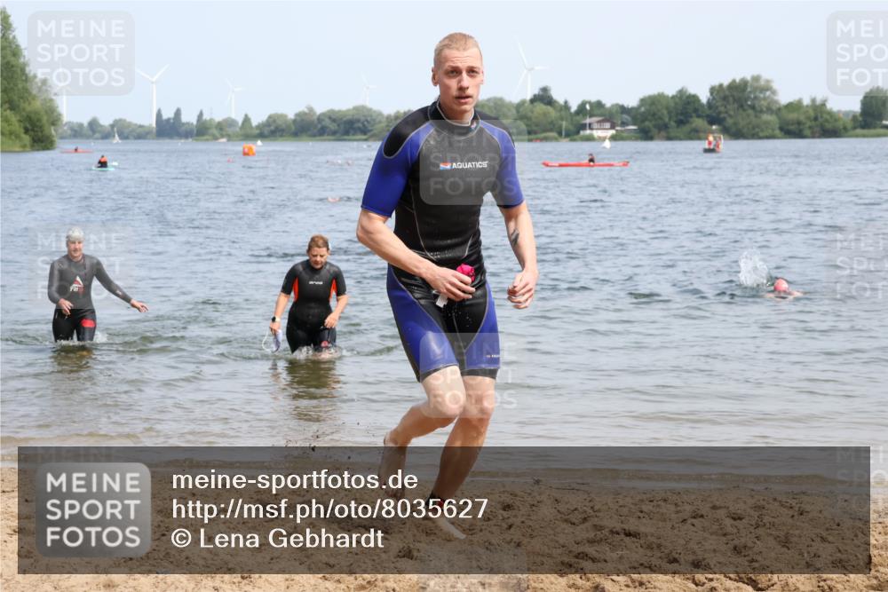 21.06.2025 - 27. Vierlanden-Triathlon Lena Gebhardt http://msf.ph/oto/8035627 15.06.2025 11:23:46 Schwimmen 903, 955, 956 meine-sportfotos.de