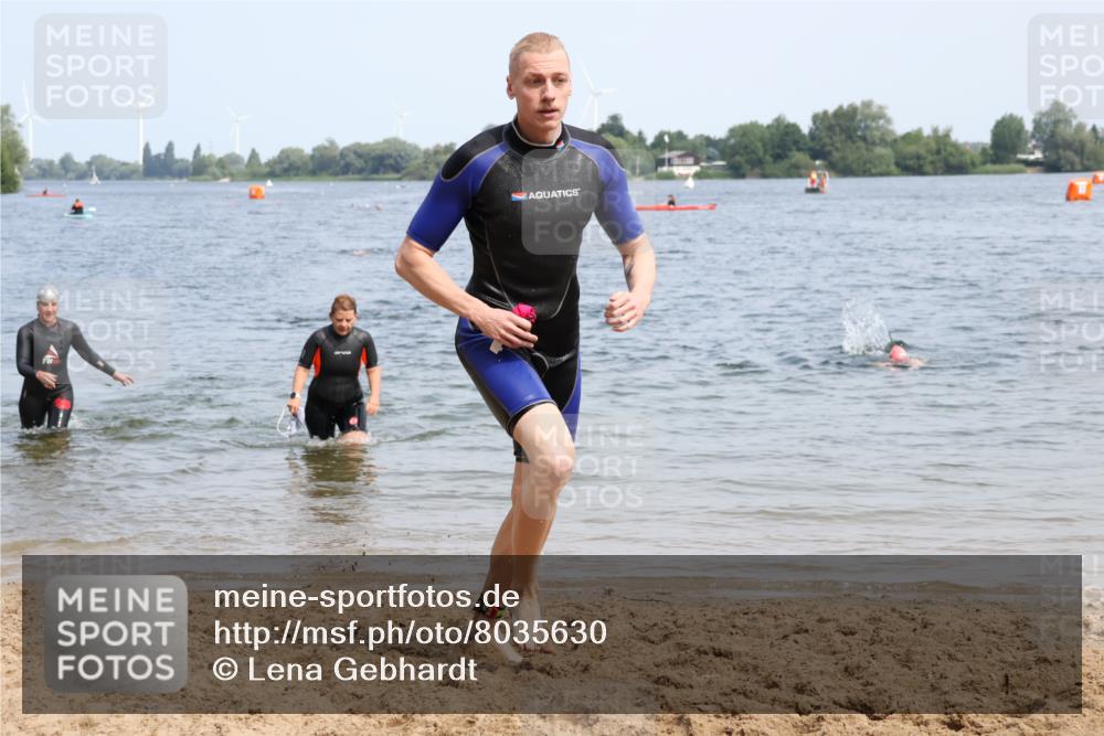 21.06.2025 - 27. Vierlanden-Triathlon Lena Gebhardt http://msf.ph/oto/8035630 15.06.2025 11:23:46 Schwimmen 903, 955, 956 meine-sportfotos.de