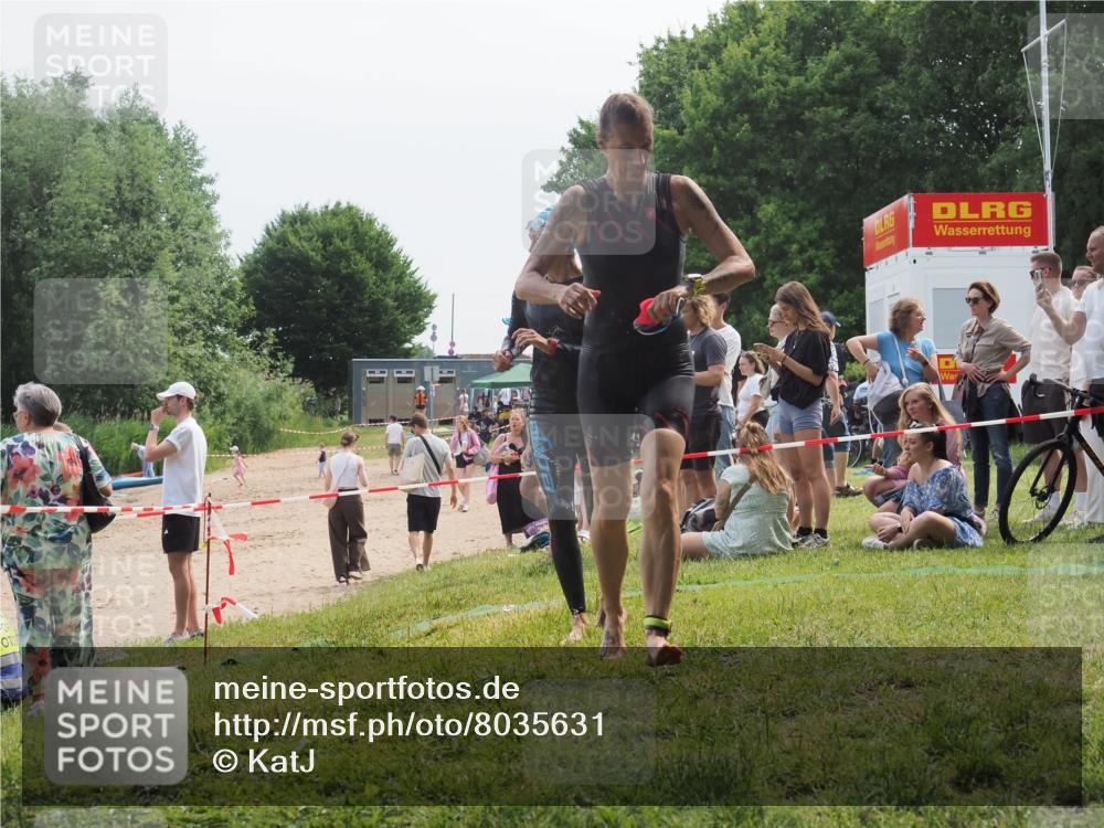 21.06.2025 - 27. Vierlanden-Triathlon KatJ http://msf.ph/oto/8035631 15.06.2025 11:20:27 Schwimmen 838, 880, 890, 926 meine-sportfotos.de