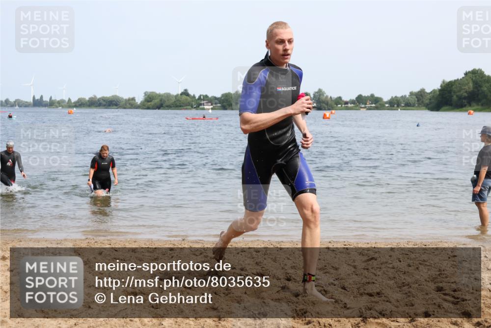 21.06.2025 - 27. Vierlanden-Triathlon Lena Gebhardt http://msf.ph/oto/8035635 15.06.2025 11:23:47 Schwimmen 903, 955, 956 meine-sportfotos.de