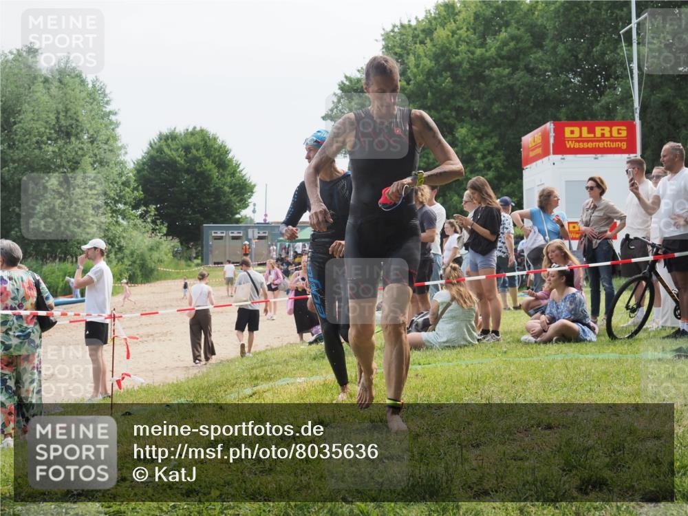 21.06.2025 - 27. Vierlanden-Triathlon KatJ http://msf.ph/oto/8035636 15.06.2025 11:20:27 Schwimmen 838, 880, 890, 926 meine-sportfotos.de