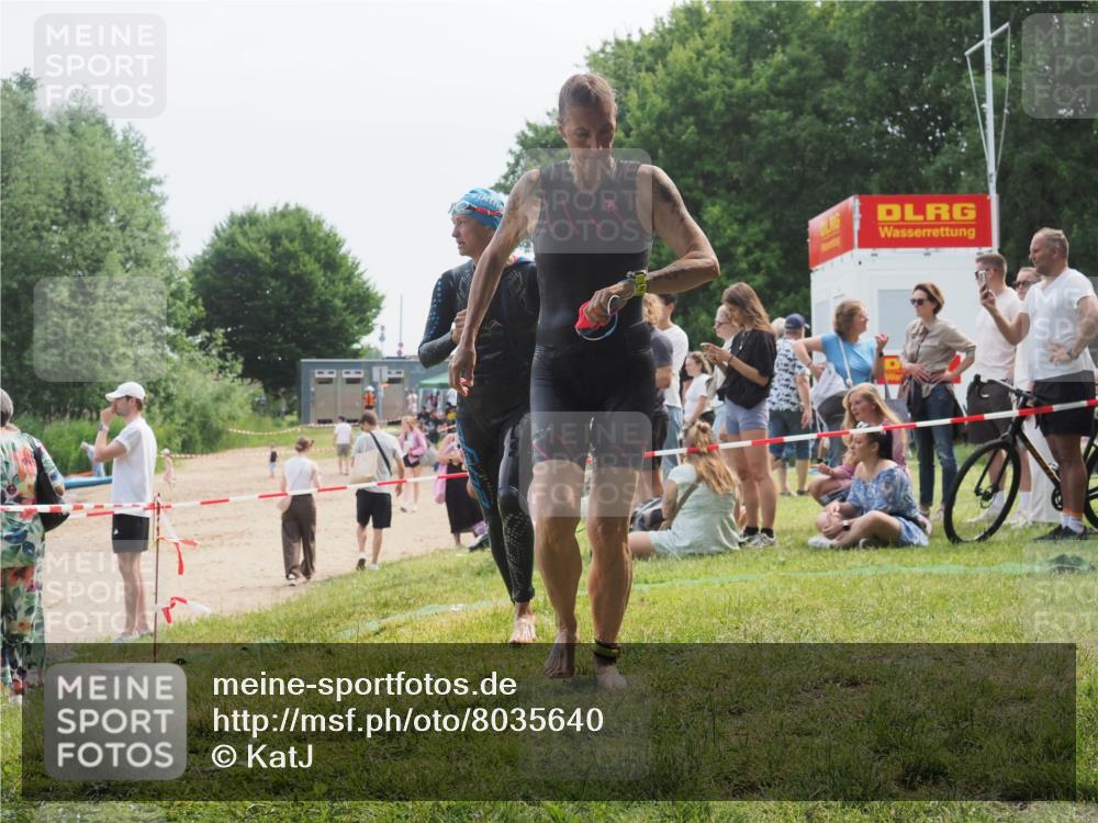 21.06.2025 - 27. Vierlanden-Triathlon KatJ http://msf.ph/oto/8035640 15.06.2025 11:20:27 Schwimmen 838, 880, 890, 926 meine-sportfotos.de