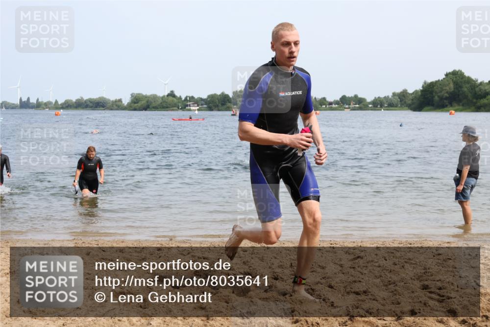 21.06.2025 - 27. Vierlanden-Triathlon Lena Gebhardt http://msf.ph/oto/8035641 15.06.2025 11:23:47 Schwimmen 903, 955, 956 meine-sportfotos.de