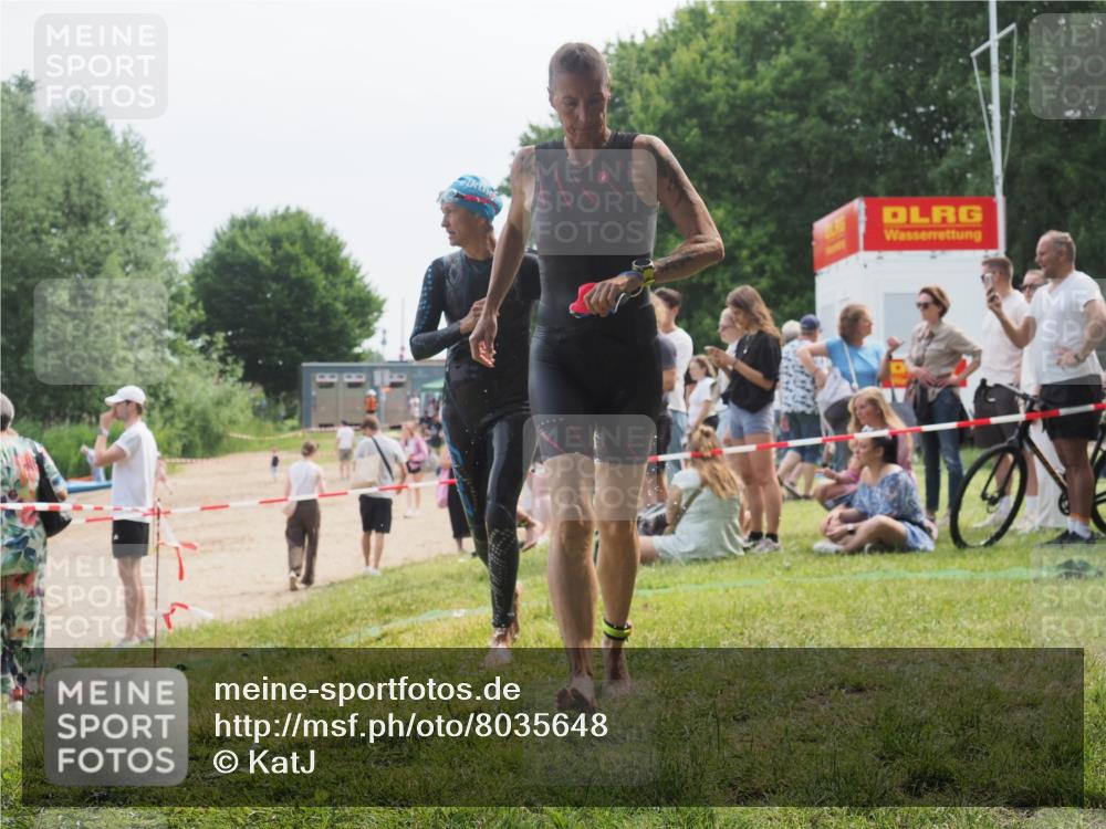 21.06.2025 - 27. Vierlanden-Triathlon KatJ http://msf.ph/oto/8035648 15.06.2025 11:20:28 Schwimmen 838, 880, 890, 926 meine-sportfotos.de
