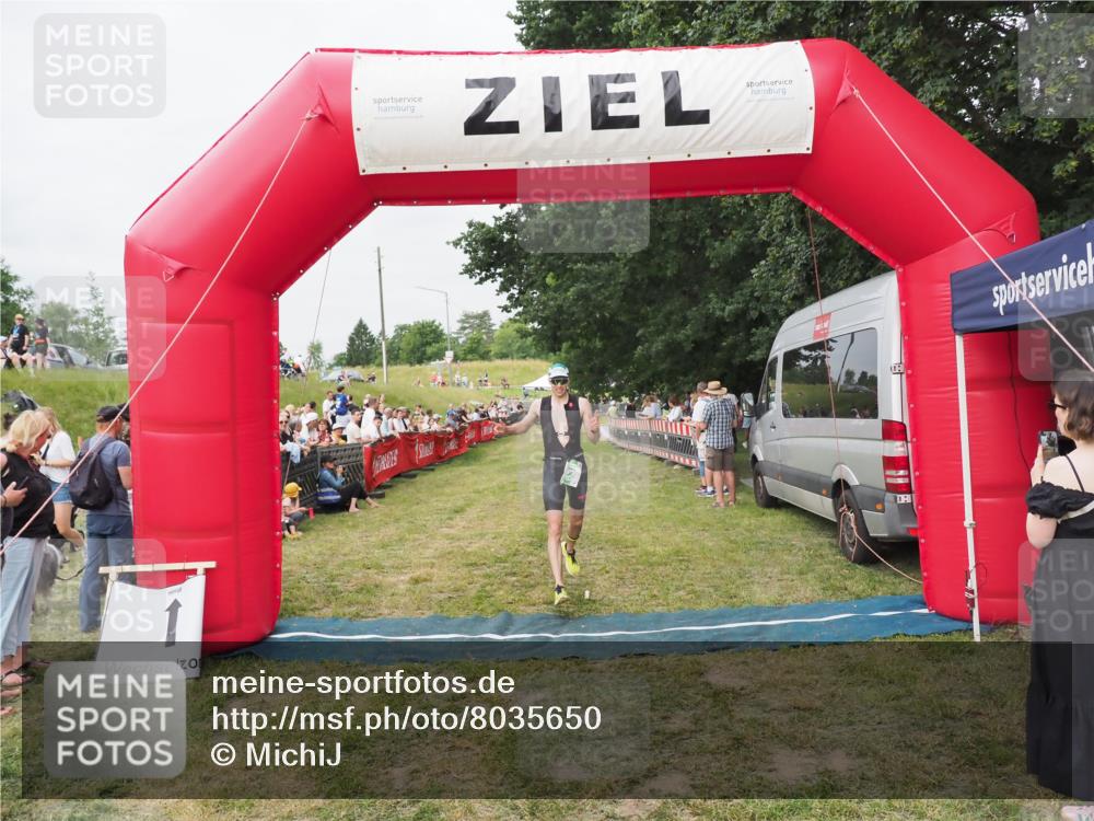 21.06.2025 - 27. Vierlanden-Triathlon MichiJ http://msf.ph/oto/8035650 15.06.2026 13:00:56 Ziel 638 meine-sportfotos.de