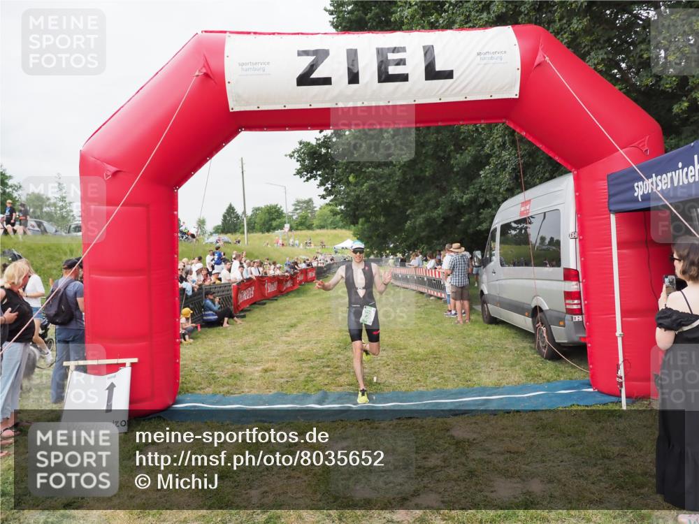 21.06.2025 - 27. Vierlanden-Triathlon MichiJ http://msf.ph/oto/8035652 15.06.2026 13:00:56 Ziel 638 meine-sportfotos.de