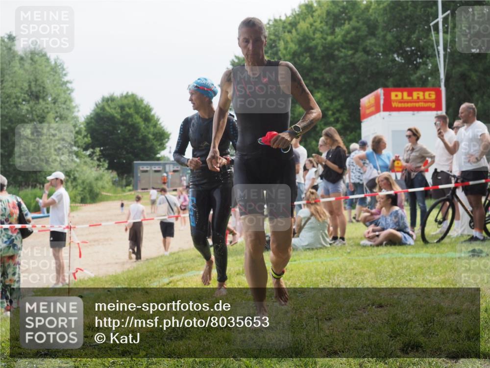 21.06.2025 - 27. Vierlanden-Triathlon KatJ http://msf.ph/oto/8035653 15.06.2025 11:20:28 Schwimmen 838, 880, 890, 926 meine-sportfotos.de
