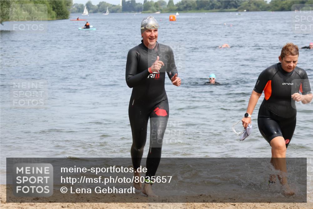 21.06.2025 - 27. Vierlanden-Triathlon Lena Gebhardt http://msf.ph/oto/8035657 15.06.2025 11:23:51 Schwimmen 903, 955, 956 meine-sportfotos.de