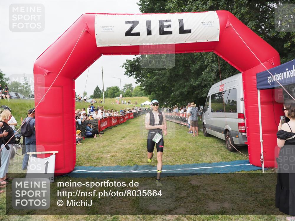 21.06.2025 - 27. Vierlanden-Triathlon MichiJ http://msf.ph/oto/8035664 15.06.2026 13:00:56 Ziel 638 meine-sportfotos.de