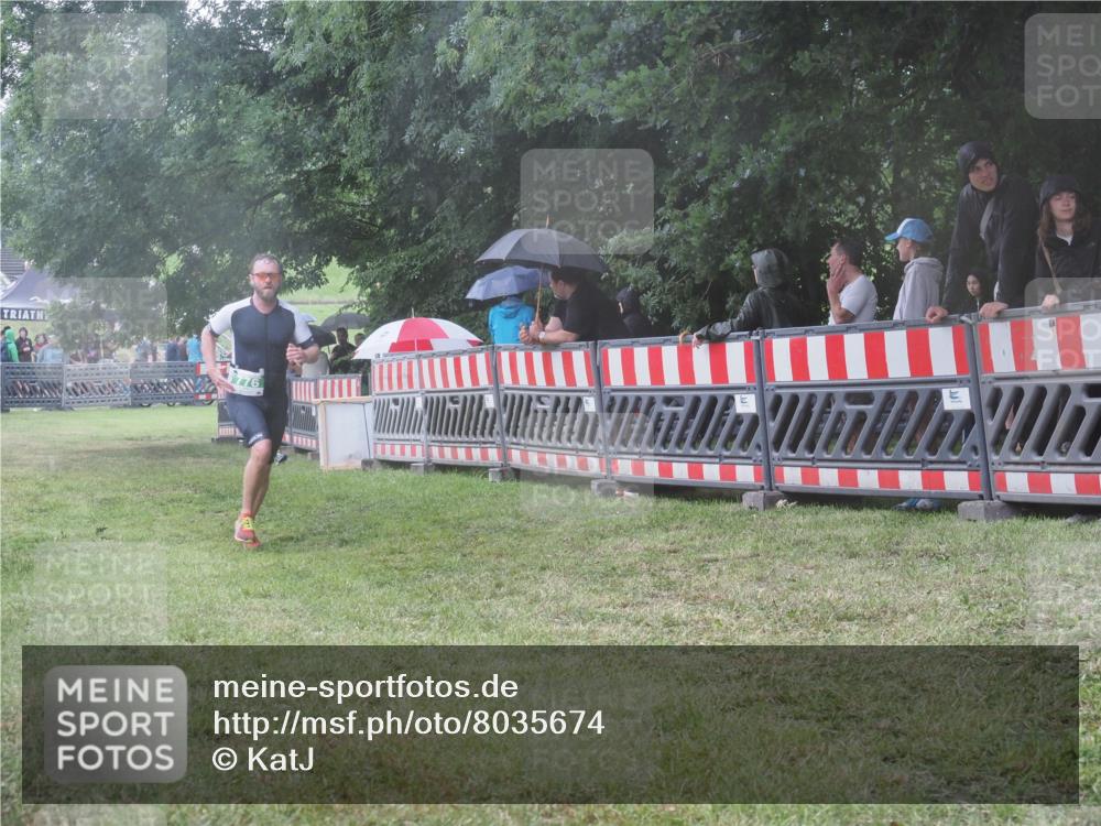 21.06.2025 - 27. Vierlanden-Triathlon KatJ http://msf.ph/oto/8035674 15.06.2025 13:52:25 Ziel 776 meine-sportfotos.de