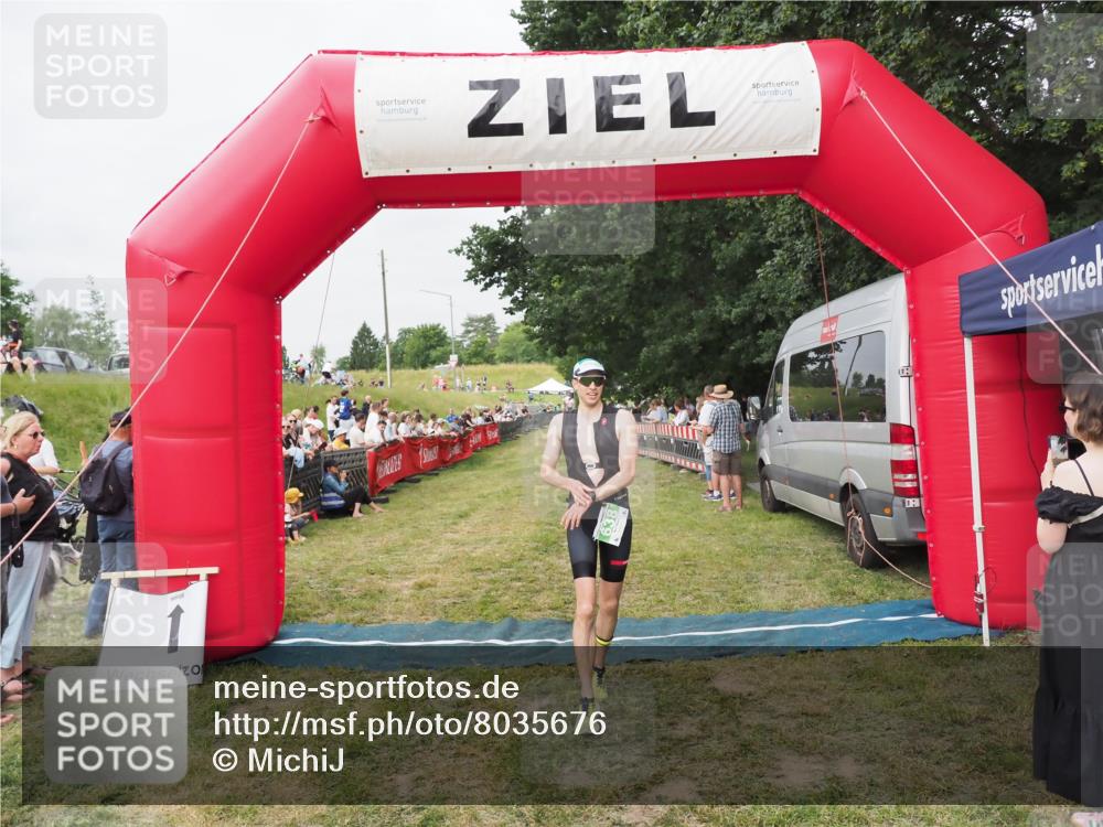 21.06.2025 - 27. Vierlanden-Triathlon MichiJ http://msf.ph/oto/8035676 15.06.2026 13:00:56 Ziel 638 meine-sportfotos.de