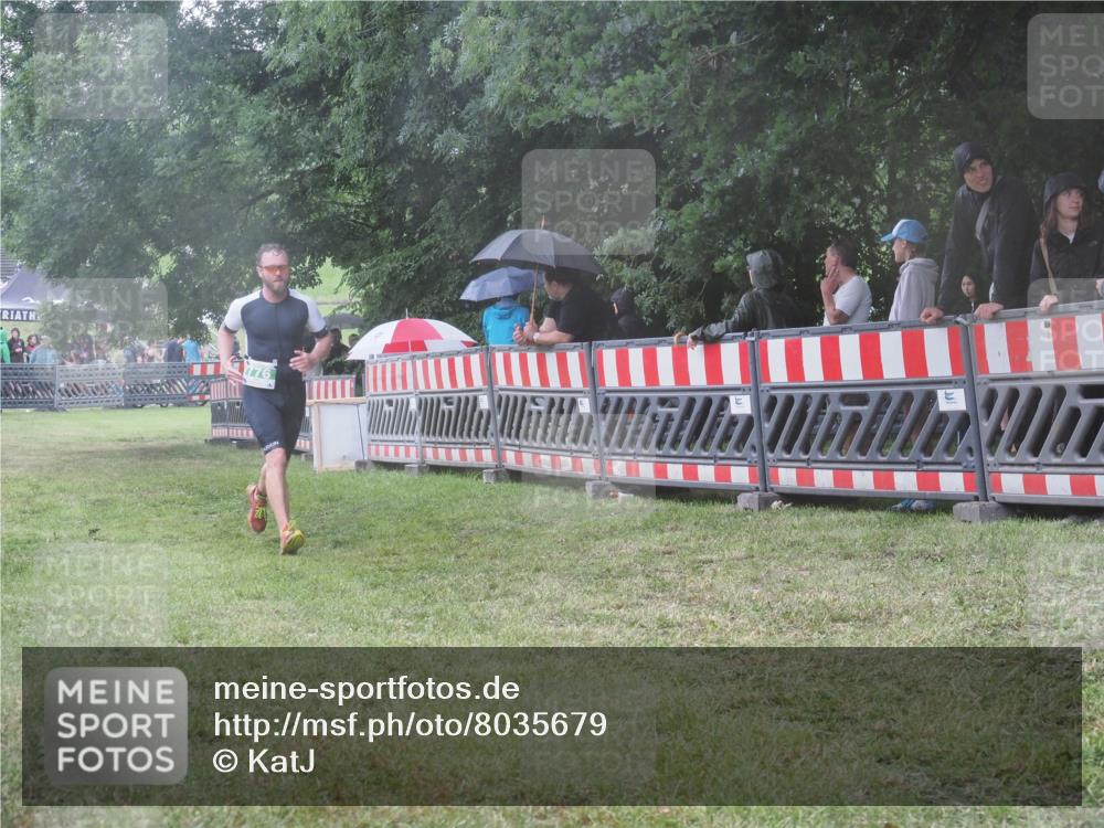 21.06.2025 - 27. Vierlanden-Triathlon KatJ http://msf.ph/oto/8035679 15.06.2025 13:52:25 Ziel 776 meine-sportfotos.de