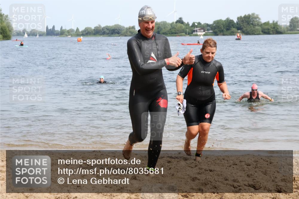 21.06.2025 - 27. Vierlanden-Triathlon Lena Gebhardt http://msf.ph/oto/8035681 15.06.2025 11:23:53 Schwimmen 903, 955, 956, 959 meine-sportfotos.de
