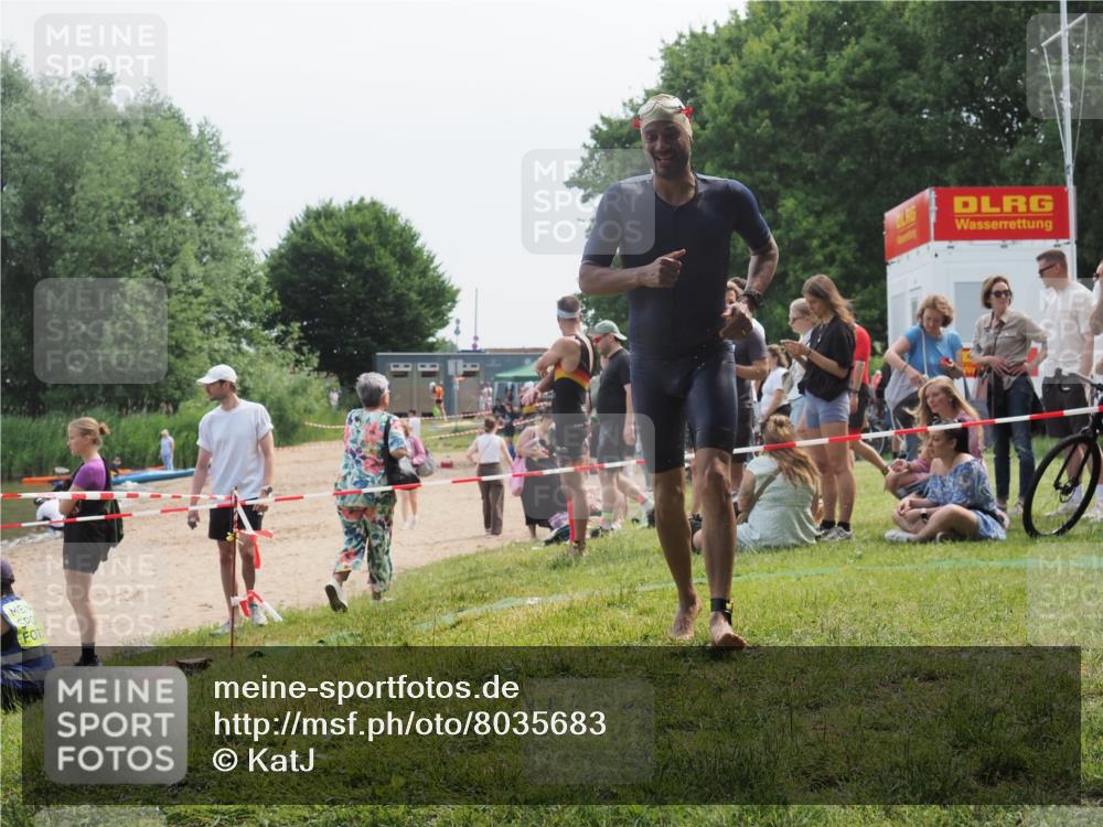 21.06.2025 - 27. Vierlanden-Triathlon KatJ http://msf.ph/oto/8035683 15.06.2025 11:20:33 Schwimmen 838, 890, 926, 969 meine-sportfotos.de