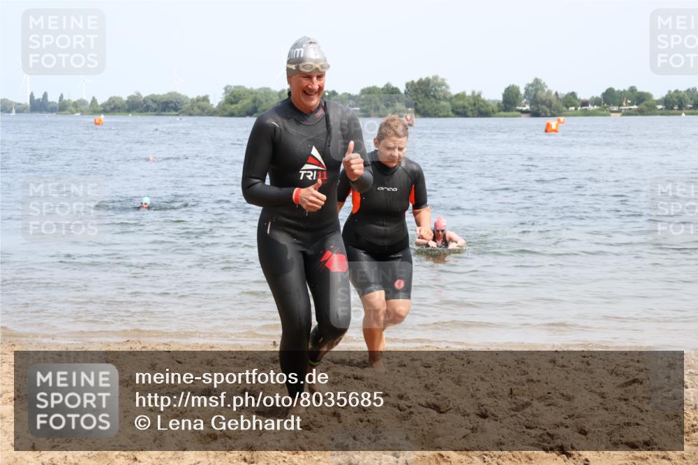 21.06.2025 - 27. Vierlanden-Triathlon Lena Gebhardt http://msf.ph/oto/8035685 15.06.2025 11:23:53 Schwimmen 903, 955, 956, 959 meine-sportfotos.de