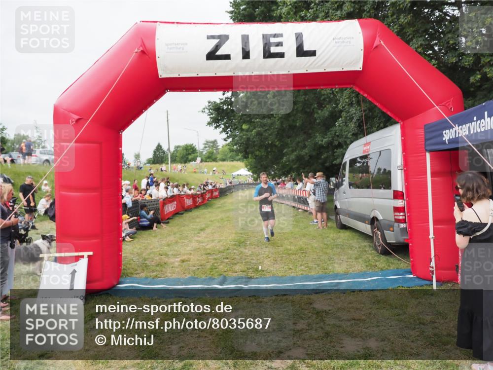 21.06.2025 - 27. Vierlanden-Triathlon MichiJ http://msf.ph/oto/8035687 15.06.2026 13:01:10 Ziel 106 meine-sportfotos.de