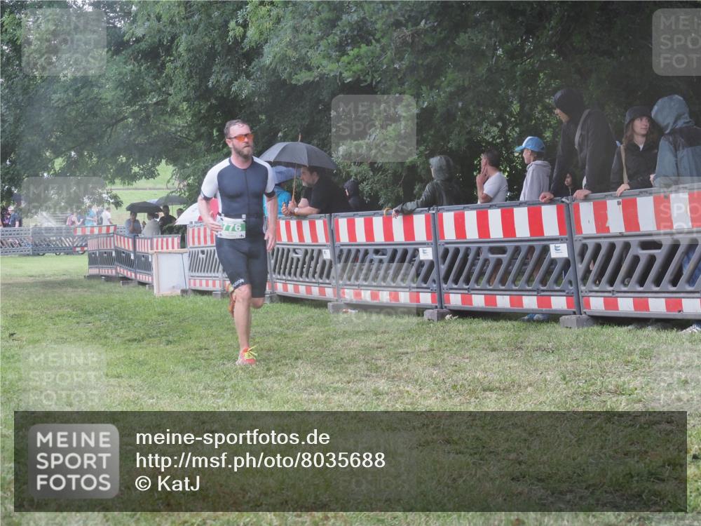 21.06.2025 - 27. Vierlanden-Triathlon KatJ http://msf.ph/oto/8035688 15.06.2025 13:52:26 Ziel 776 meine-sportfotos.de