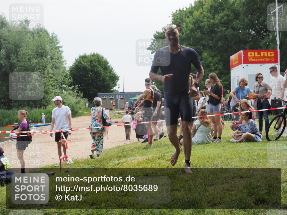21.06.2025 - 27. Vierlanden-Triathlon KatJ http://msf.ph/oto/8035689 15.06.2025 11:20:33 Schwimmen 838, 890, 926, 969 meine-sportfotos.de