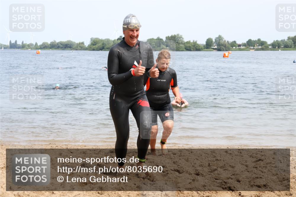 21.06.2025 - 27. Vierlanden-Triathlon Lena Gebhardt http://msf.ph/oto/8035690 15.06.2025 11:23:53 Schwimmen 903, 955, 956, 959 meine-sportfotos.de