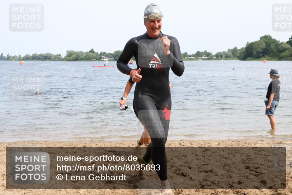 21.06.2025 - 27. Vierlanden-Triathlon Lena Gebhardt http://msf.ph/oto/8035693 15.06.2025 11:23:54 Schwimmen 903, 955, 956, 959 meine-sportfotos.de