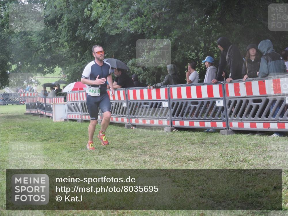 21.06.2025 - 27. Vierlanden-Triathlon KatJ http://msf.ph/oto/8035695 15.06.2025 13:52:26 Ziel 776 meine-sportfotos.de