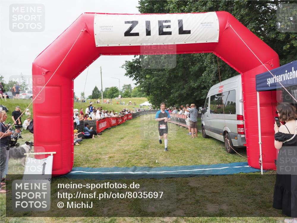21.06.2025 - 27. Vierlanden-Triathlon MichiJ http://msf.ph/oto/8035697 15.06.2026 13:01:11 Ziel 106 meine-sportfotos.de
