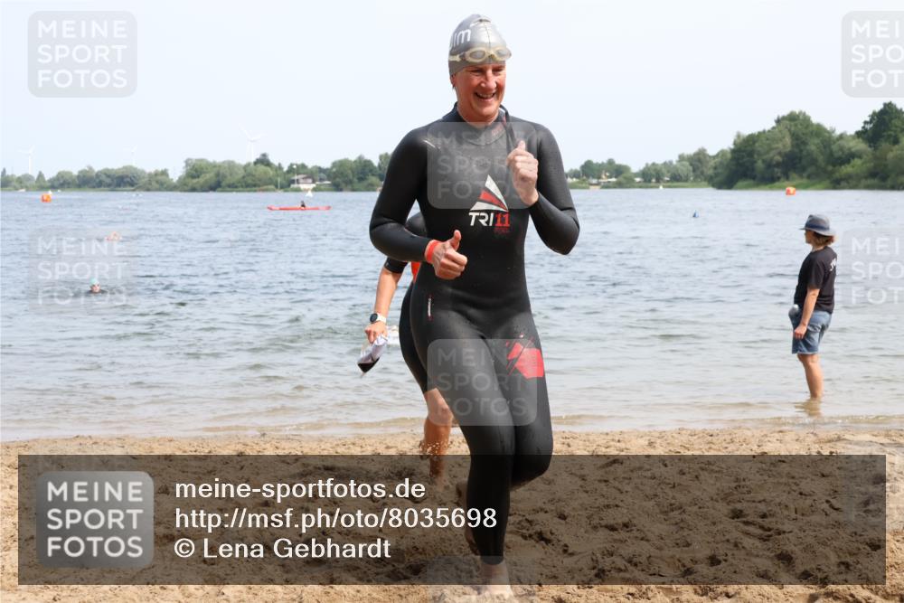 21.06.2025 - 27. Vierlanden-Triathlon Lena Gebhardt http://msf.ph/oto/8035698 15.06.2025 11:23:54 Schwimmen 903, 955, 956, 959 meine-sportfotos.de