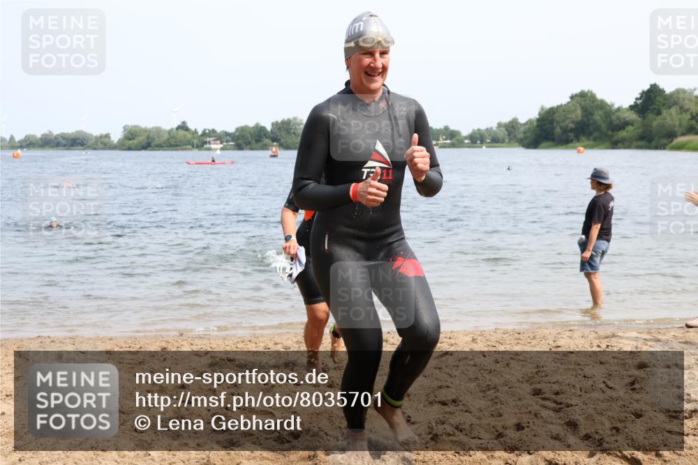 21.06.2025 - 27. Vierlanden-Triathlon Lena Gebhardt http://msf.ph/oto/8035701 15.06.2025 11:23:54 Schwimmen 903, 955, 956, 959 meine-sportfotos.de