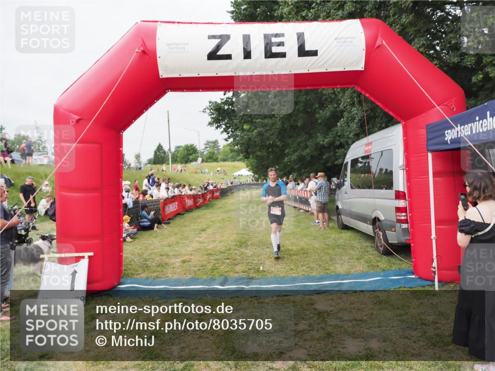 21.06.2025 - 27. Vierlanden-Triathlon MichiJ http://msf.ph/oto/8035705 15.06.2026 13:01:11 Ziel 106 meine-sportfotos.de