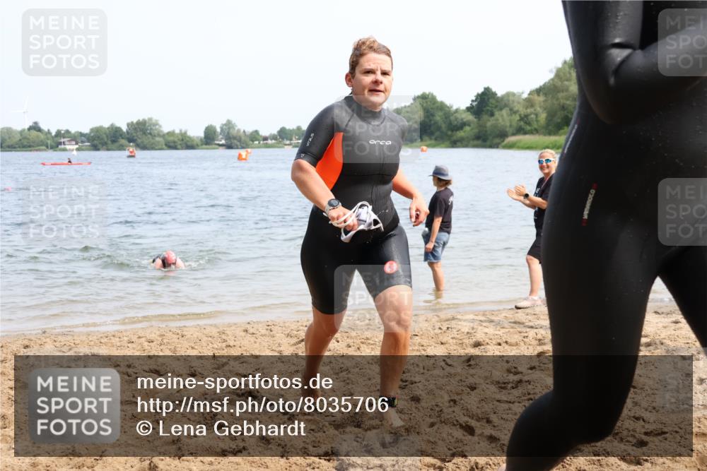21.06.2025 - 27. Vierlanden-Triathlon Lena Gebhardt http://msf.ph/oto/8035706 15.06.2025 11:23:55 Schwimmen 903, 955, 956, 959 meine-sportfotos.de