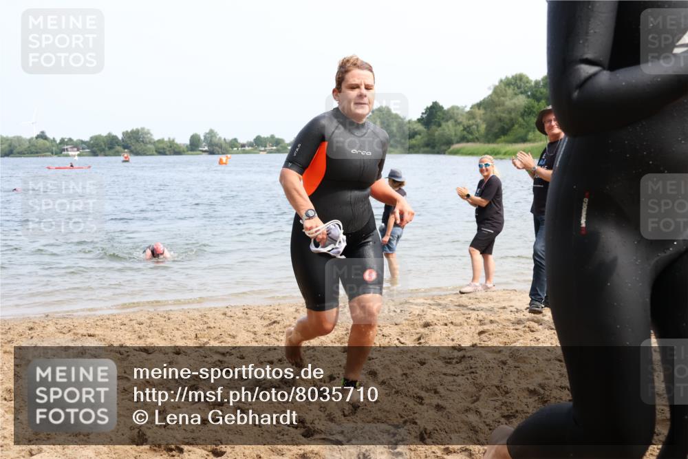21.06.2025 - 27. Vierlanden-Triathlon Lena Gebhardt http://msf.ph/oto/8035710 15.06.2025 11:23:55 Schwimmen 903, 955, 956, 959 meine-sportfotos.de