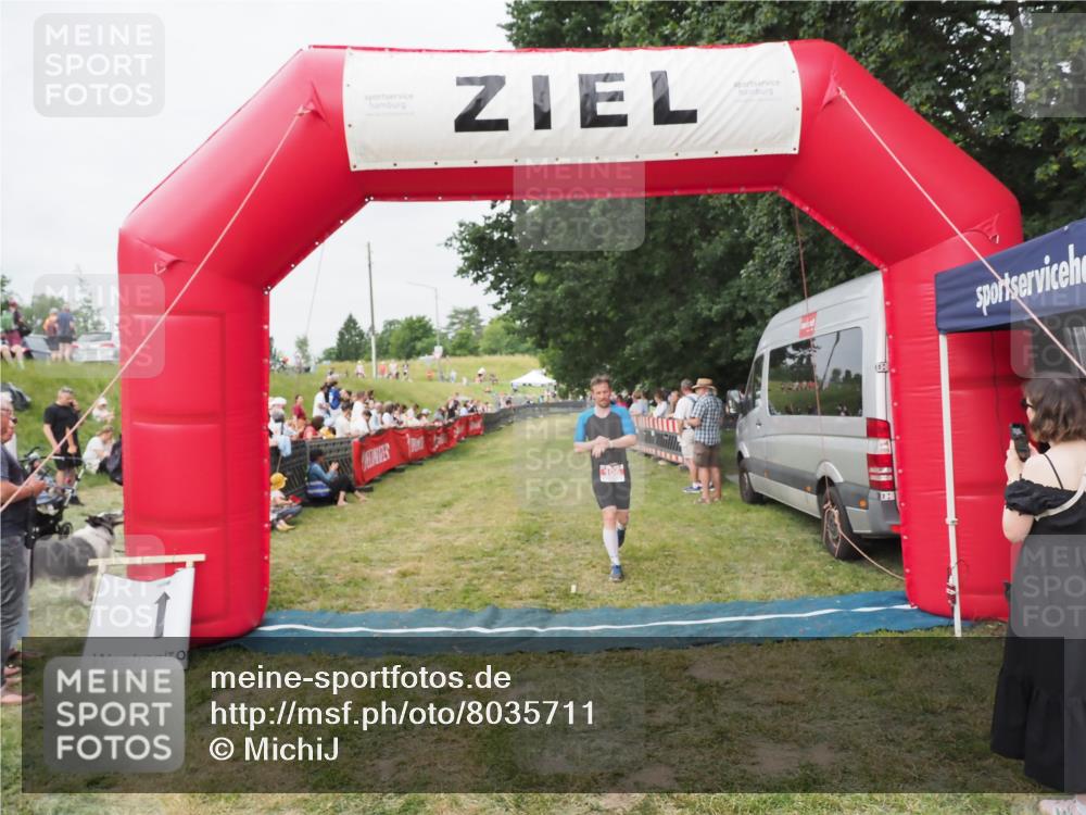 21.06.2025 - 27. Vierlanden-Triathlon MichiJ http://msf.ph/oto/8035711 15.06.2026 13:01:11 Ziel 106 meine-sportfotos.de