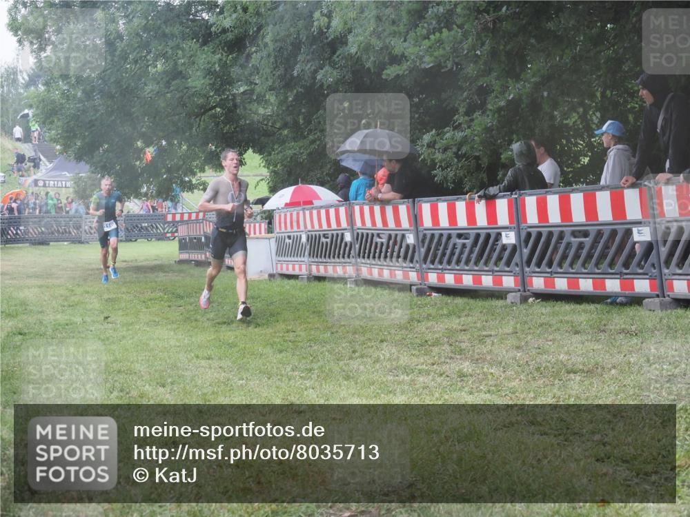 21.06.2025 - 27. Vierlanden-Triathlon KatJ http://msf.ph/oto/8035713 15.06.2025 13:52:37 Ziel 913, 1123, 1140 meine-sportfotos.de