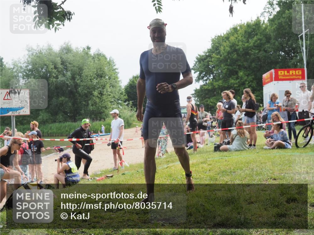 21.06.2025 - 27. Vierlanden-Triathlon KatJ http://msf.ph/oto/8035714 15.06.2025 11:20:35 Schwimmen 838, 890, 969 meine-sportfotos.de
