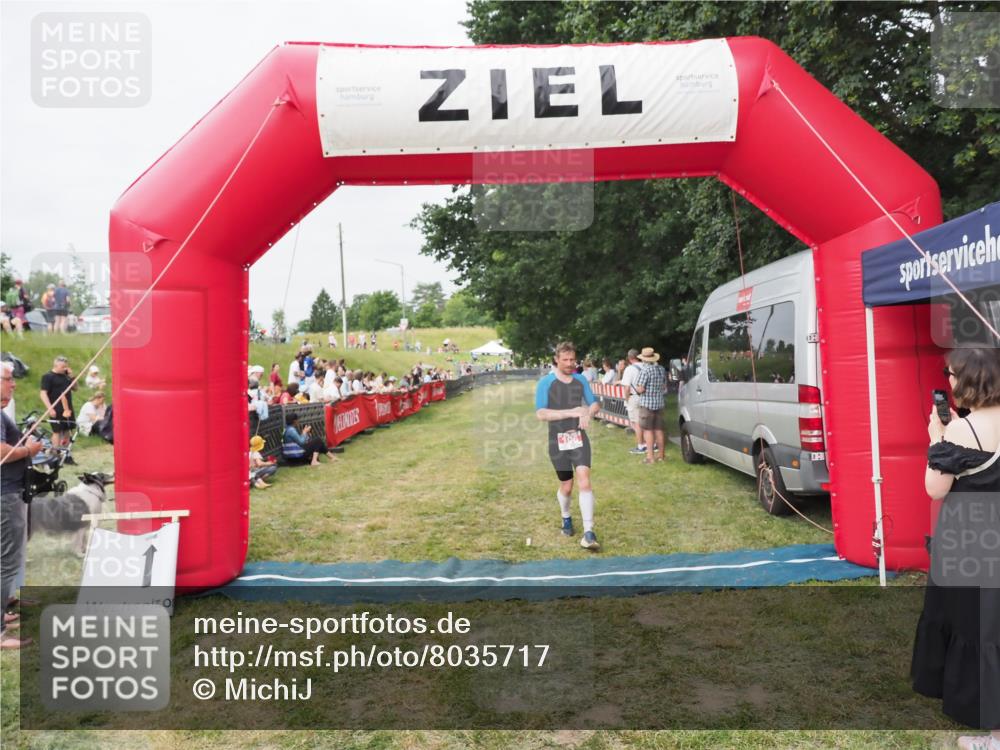 21.06.2025 - 27. Vierlanden-Triathlon MichiJ http://msf.ph/oto/8035717 15.06.2026 13:01:11 Ziel 106 meine-sportfotos.de