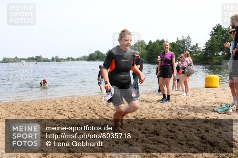 21.06.2025 - 27. Vierlanden-Triathlon Lena Gebhardt http://msf.ph/oto/8035718 15.06.2025 11:23:55 Schwimmen 903, 955, 956, 959 meine-sportfotos.de
