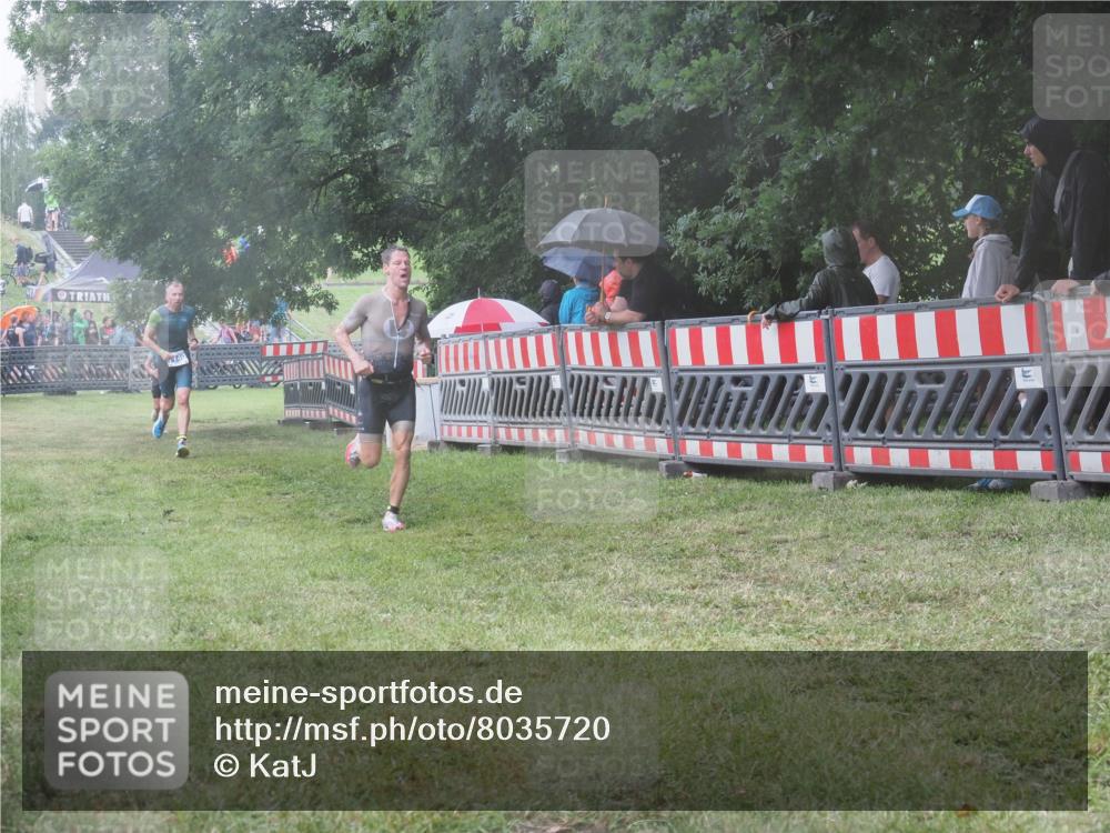 21.06.2025 - 27. Vierlanden-Triathlon KatJ http://msf.ph/oto/8035720 15.06.2025 13:52:37 Ziel 913, 1123, 1140 meine-sportfotos.de
