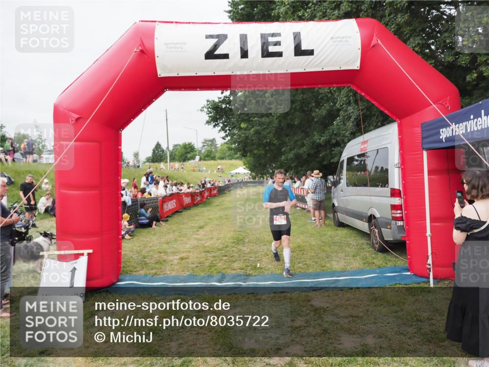 21.06.2025 - 27. Vierlanden-Triathlon MichiJ http://msf.ph/oto/8035722 15.06.2026 13:01:11 Ziel 106 meine-sportfotos.de