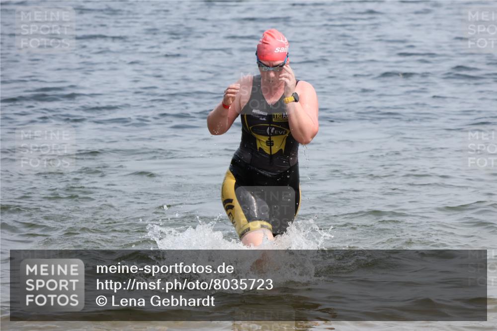 21.06.2025 - 27. Vierlanden-Triathlon Lena Gebhardt http://msf.ph/oto/8035723 15.06.2025 11:23:57 Schwimmen 903, 955, 959 meine-sportfotos.de