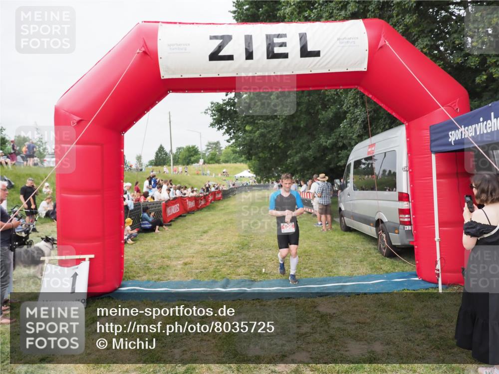 21.06.2025 - 27. Vierlanden-Triathlon MichiJ http://msf.ph/oto/8035725 15.06.2026 13:01:12 Ziel 106 meine-sportfotos.de