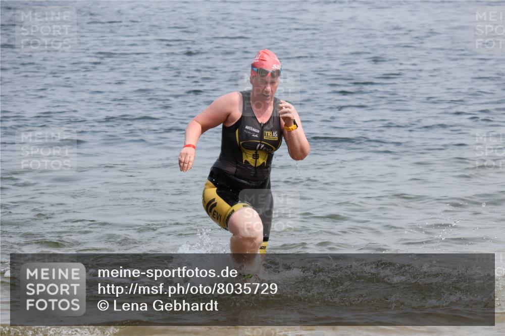 21.06.2025 - 27. Vierlanden-Triathlon Lena Gebhardt http://msf.ph/oto/8035729 15.06.2025 11:23:58 Schwimmen 903, 955, 959 meine-sportfotos.de