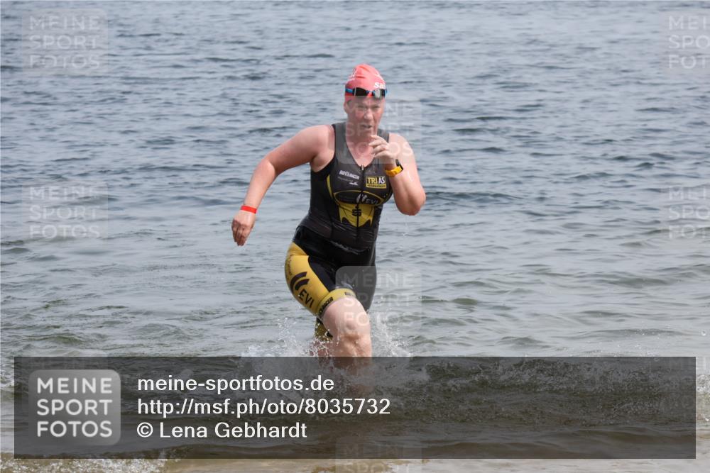 21.06.2025 - 27. Vierlanden-Triathlon Lena Gebhardt http://msf.ph/oto/8035732 15.06.2025 11:23:58 Schwimmen 903, 955, 959 meine-sportfotos.de