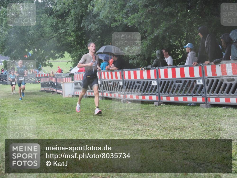 21.06.2025 - 27. Vierlanden-Triathlon KatJ http://msf.ph/oto/8035734 15.06.2025 13:52:38 Ziel 913, 1123, 1140 meine-sportfotos.de
