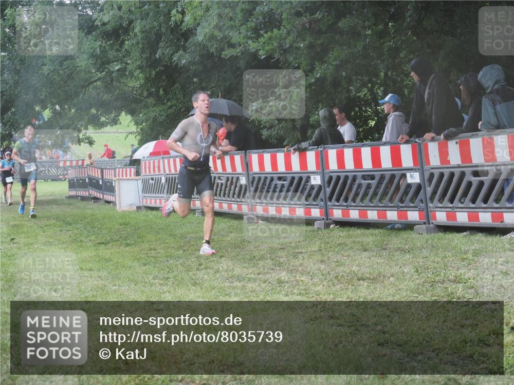 21.06.2025 - 27. Vierlanden-Triathlon KatJ http://msf.ph/oto/8035739 15.06.2025 13:52:38 Ziel 913, 1123, 1140 meine-sportfotos.de