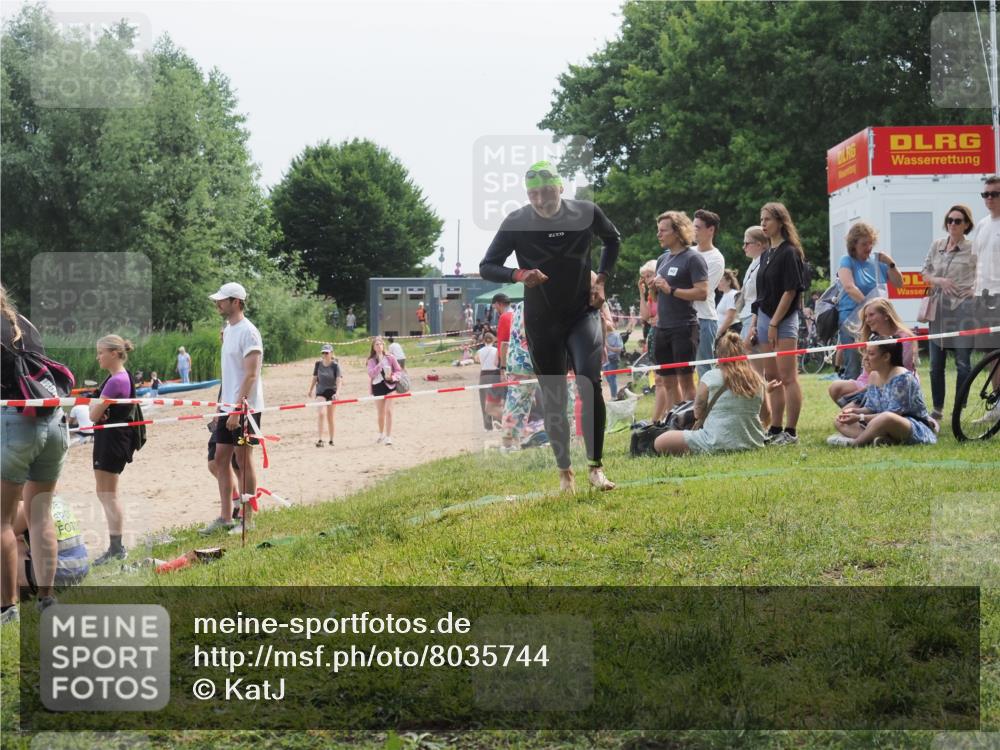 21.06.2025 - 27. Vierlanden-Triathlon KatJ http://msf.ph/oto/8035744 15.06.2025 11:20:37 Schwimmen 838, 969, 1400 meine-sportfotos.de