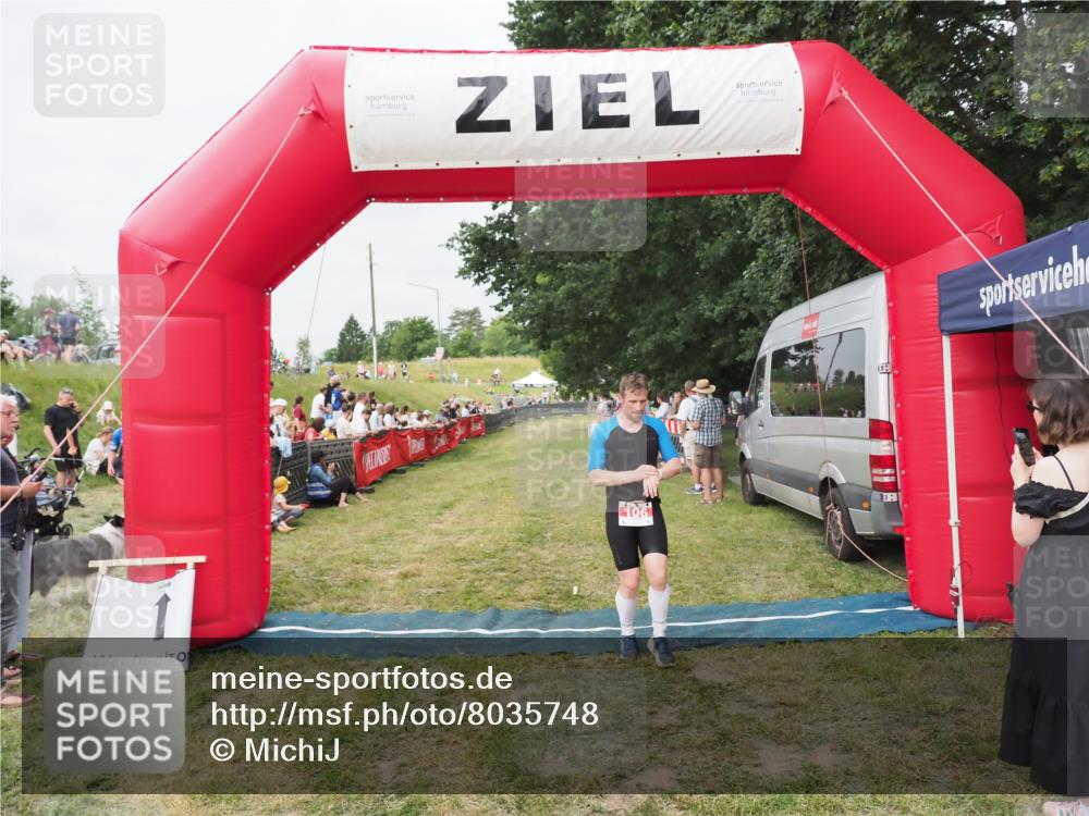 21.06.2025 - 27. Vierlanden-Triathlon MichiJ http://msf.ph/oto/8035748 15.06.2026 13:01:12 Ziel 106 meine-sportfotos.de