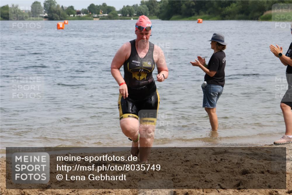 21.06.2025 - 27. Vierlanden-Triathlon Lena Gebhardt http://msf.ph/oto/8035749 15.06.2025 11:24:01 Schwimmen 903, 955, 959 meine-sportfotos.de