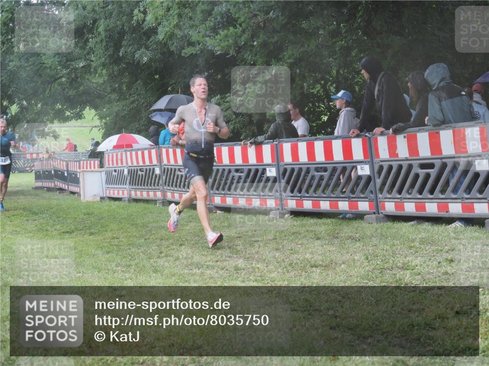 21.06.2025 - 27. Vierlanden-Triathlon KatJ http://msf.ph/oto/8035750 15.06.2025 13:52:38 Ziel 913, 1123, 1140 meine-sportfotos.de